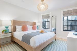 ナンタケットにあるNantucket Resort Collectionの大きなベッドと2つの窓がある寝室