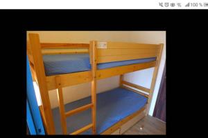 Ce lit superposé se trouve dans un dortoir doté de 2 lits superposés. dans l'établissement tecy Pierre et vacances, à Sainte-Maxime