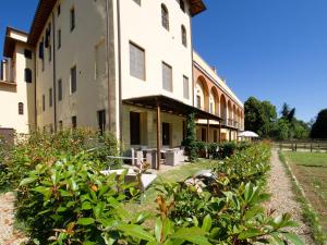 un gran edificio con arbustos delante de él en Residence La Poggerina en Figline Valdarno