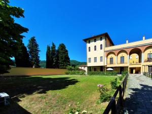 een groot gebouw met een hek voor een tuin bij Residence La Poggerina in Figline Valdarno