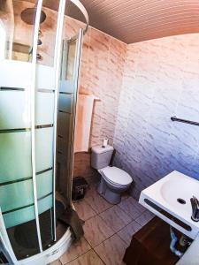 y baño con aseo y lavamanos. en Vilamagna Apartment 501 en Albufeira