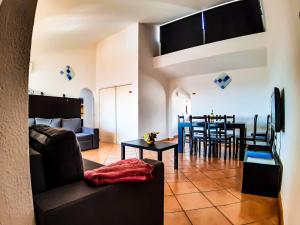 阿爾布費拉的住宿－Vilamagna Apartment 501，客厅配有沙发和桌子