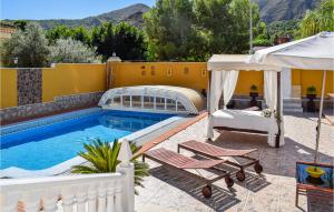 オリウエラにあるCozy Home In Orihuela With Outdoor Swimming Poolのプール(椅子2脚、ガゼボ付)