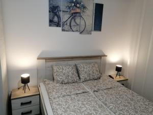 A bed or beds in a room at Apartman Petreš