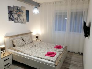 A bed or beds in a room at Apartman Petreš