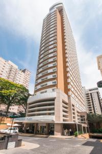 un edificio alto y alto con un coche aparcado delante de él en Transamerica Prime International Plaza (Paulista), en São Paulo