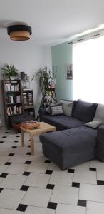 - un salon avec un canapé et une table dans l'établissement La maison de Mathilde, à Saint-Jean-de-la-Motte