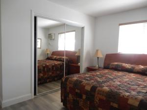 ein Hotelzimmer mit einem Bett und einem Spiegel in der Unterkunft Shell Motel Hollywood in Hollywood