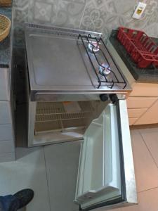 um frigorífico com a sua porta aberta numa cozinha em Apart Hotel Quartier Latin em Vitória