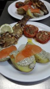un plato de comida con pescado y verduras en una mesa en Chambres d'hôtes L'Astazou en Gavarnie