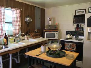 eine Küche mit einer Spüle und einer Arbeitsplatte in der Unterkunft Lucky 7/ Rainbow motel in Murphy
