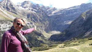 Eine Frau, die auf einem Berg steht in der Unterkunft Chambres d'hôtes L'Astazou in Gavarnie