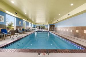 Bazén v ubytování Holiday Inn Express and Suites Sumner by IHG nebo v jeho okolí