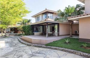 a home with a patio and a house at Incrível Casa em Búzios in Búzios