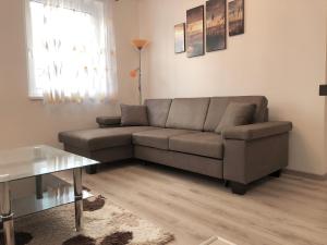 - un salon avec un canapé et une table dans l'établissement Exclusive Home - D. apartman, à Pécs