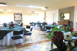 Hotel Huizache tesisinde bir restoran veya yemek mekanı