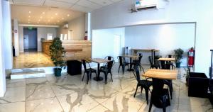 un restaurante con mesas y sillas en una habitación en Hotel Monaco en Ushuaia