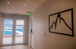 una habitación con una foto de un gráfico en la pared en Hotel Monaco en Ushuaia