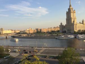 モスクワにあるGMApartments near Expocentreの川と建物のある街の景色