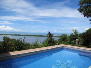 A piscina localizada em El Paraiso Azul ou nos arredores