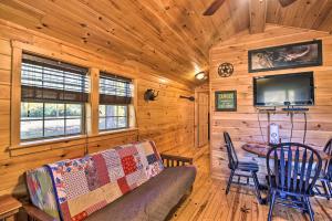 een woonkamer met een bank en een tv in een huisje bij Rural Cabin Hideaway with Fire Pit and Mtn Views! in Parsons