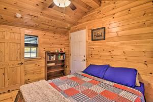 een slaapkamer met een bed in een houten hut bij Rural Cabin Hideaway with Fire Pit and Mtn Views! in Parsons