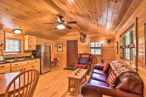 una sala de estar con sofá y mesa en una cabaña en Pet-Friendly Cabin with Fire Pit and River Access! en Parsons