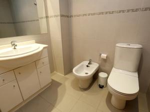 a bathroom with a toilet and a sink at Alojamiento ciudad las artes in Valencia