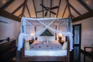 Rúm í herbergi á COCOS Hotel Antigua - All Inclusive - Adults Only