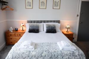una camera da letto con un grande letto con due comodini di Vikings Accommodation a York
