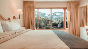 Cama ou camas em um quarto em Wyndham Garden Ushuaia Hotel del Glaciar