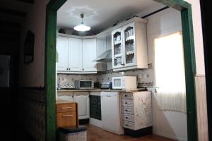 Una cocina o zona de cocina en Alojamiento y habitacionesla cañada monfrague
