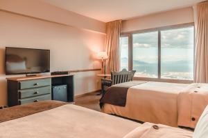 Cama ou camas em um quarto em Wyndham Garden Ushuaia Hotel del Glaciar