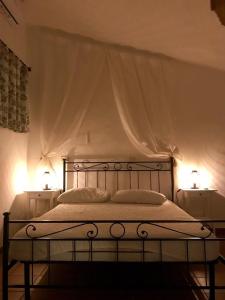 - une chambre avec un lit et 2 lampes dans l'établissement Villa Sara di Puglia, à Castellaneta