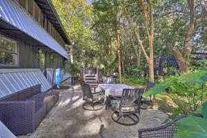 une terrasse avec une table, des chaises et des arbres dans l'établissement Chic A-Frame Escape with Fire Pit - Private Property, à Lakeland