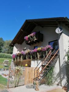 una casa con flores en el balcón en Ferienwohnung Egelkraut, en Schwarzenbach an der Saale