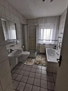 Ένα μπάνιο στο M&M Apartments +28 φωτογραφίες