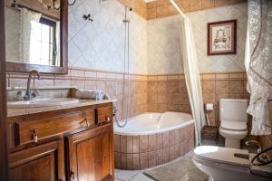 Koupelna v ubytování VILLA LAS CUEVAS + 25 fotografií
