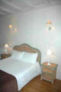 Postel nebo postele na pokoji v ubytování Hôtel L'Ecailler