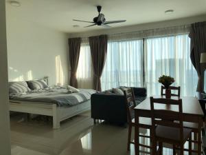 Ένα ή περισσότερα κρεβάτια σε δωμάτιο στο Cloud Stay at Setia Alam
