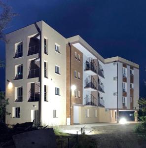 een groot appartementencomplex 's nachts bij Apartman Golubovic in Veliko Gradište