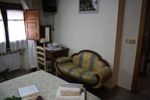 Zona de estar de Alojamiento y habitacionesla cañada monfrague