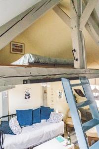 オンフルールにあるHonfleur locationの二段ベッド2組(青い枕、はしご付)