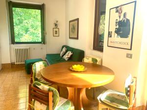 a living room with a table and a couch at Green Apartment in Albavilla