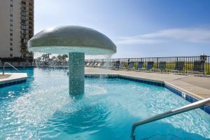 una piscina con una fuente en el medio de un edificio en Phoenix 7 Unit 1411, en Orange Beach