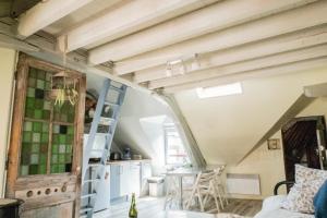 una stanza con travi in legno e una cucina con un tavolo di Honfleur location a Honfleur