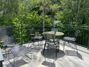un patio con tavolo e sedie su un balcone di Fabelhaus a Traben-Trarbach