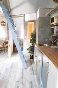 una cucina con una scala blu sul muro di Honfleur location a Honfleur