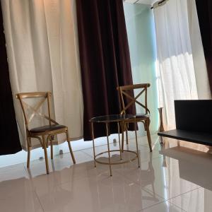 聖安德烈斯的住宿－Hotel Classic VIP，窗前的两把椅子和一张桌子