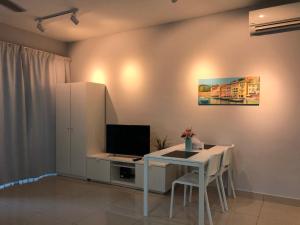Μια τηλεόραση ή/και κέντρο ψυχαγωγίας στο Cloud Stay at Setia Alam +18 φωτογραφίες